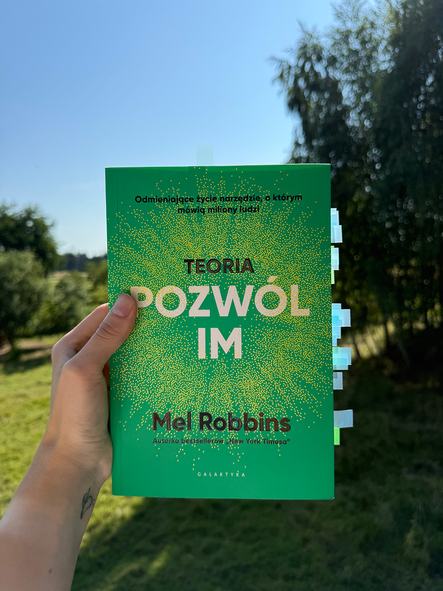 Dlaczego książka „Teoria pozwól im” jest hitem Internetu?