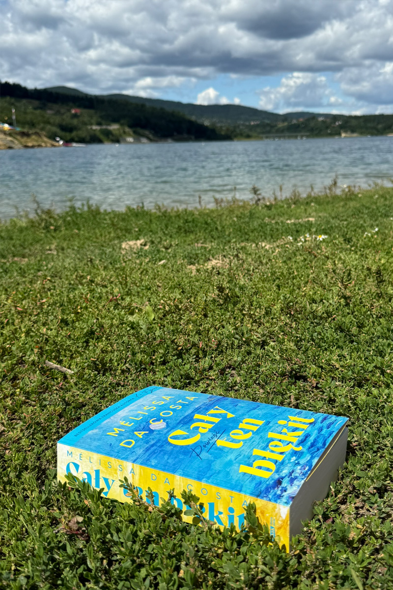 „Cały ten błękit” – o powolnym znikaniu…